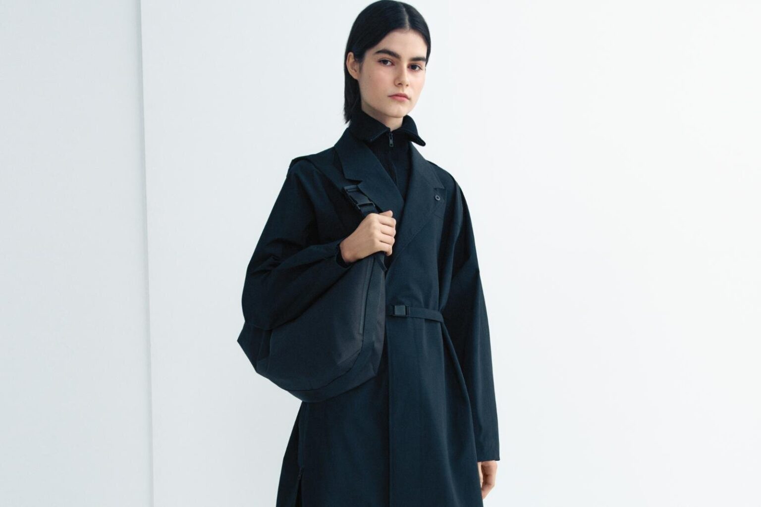 ユニクロ ユー25年秋冬ウィメンズウェア、ゆったりロングコート＆くすみブルーのカーブパンツなど - ファッションプレス