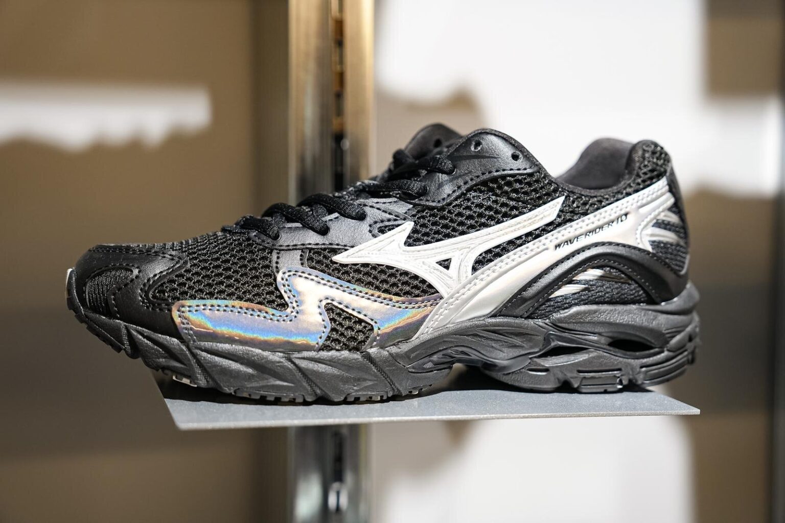 ミズノショップニュウマン高輪、ブラック＆シルバーの限定色スニーカー「ウェーブライダー 10」 - ファッションプレス