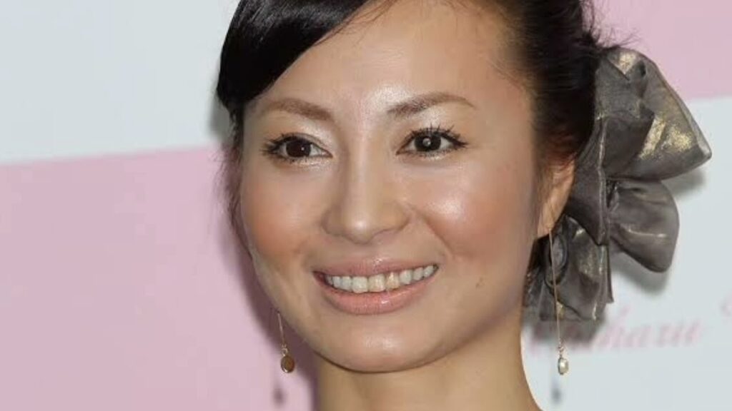 ✨44歳・新山千春、美背中ショットに絶賛の声💫 ✨44歳・新山千春、美背中ショットに絶賛の声💫