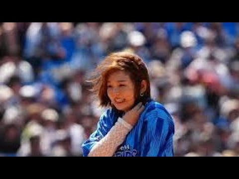 篠崎愛　ミニスカート×ルーズソックスで始球式に登場！ワンバン投球に苦笑い