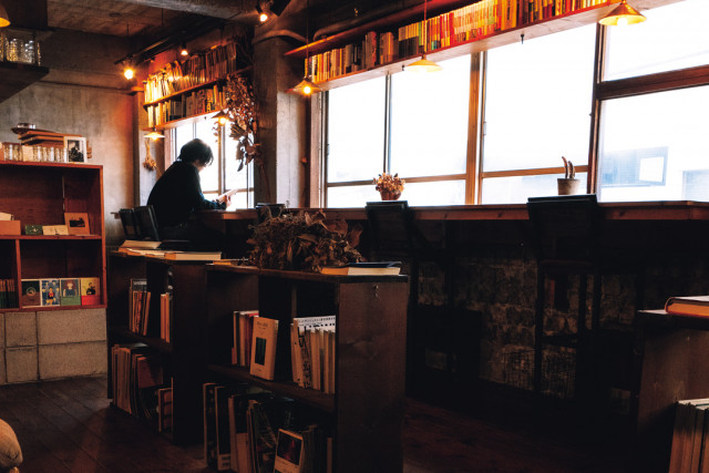 本を読みに、自分と向き合うために「本の読める店 fuzkue」｜くつろぎのブックカフェ＆バー