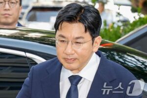 韓流HYBE議長、1900億ウォン不当利得疑惑で「14時間」取り調べ…無言のまま帰宅　写真枚　国際ニュース：AFPBB News