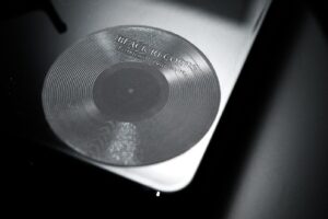 SKY-HI率いるBMSG“黒塗り”レコードショップが渋谷に、カバーアートのない音楽と出会う場所 - ファッションプレス
