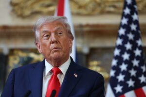トランプ氏のメディア締め付け激化、人気深夜番組休止に波紋広がる - Bloomberg