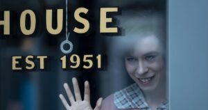 『IT』前日譚ドラマ「ウェルカム・トゥ・デリー」10.27日本配信決定！ペニーワイズ誕生の秘密に迫る - シネマトゥデイ