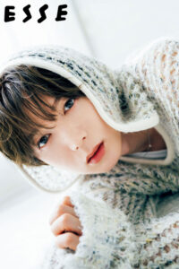 Travis Japan・七五三掛龍也、プライベート感満載ショット披露　『ESSE』美容特集に初登場