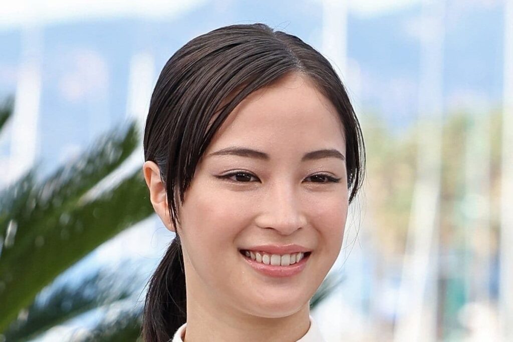 広瀬すず ルイ・ヴィトンのドレス姿が大反響！「全部が美しい」「可愛すぎてどうしましょう」ギャップある愛嬌たっぷりの姿も 1か月あたりのファッション＆美容費用についても解説 | LIMO