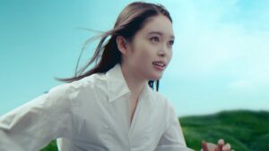 朝ドラ「ばけばけ」ヒロイン・高石あかり、純白衣装で大草原を駆ける！　九電工（クラフティア）新CM＆メーキング