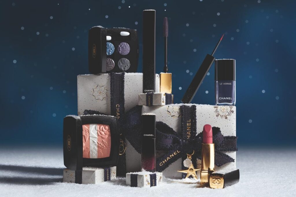 シャネル2025年クリスマスコスメ"宇宙・星空着想”夜空イメージの寒色アイシャドウやチーク - ファッションプレス