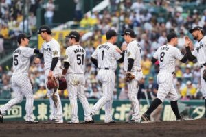 甲子園に登場した"大物女優"「めちゃくちゃキレイ」　縦縞ユニにファンも興奮「可愛すぎて」 | Full-Count
