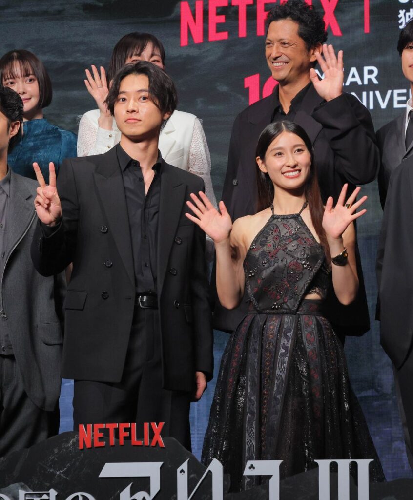 フォトセッションで笑顔をみせる主演の山﨑賢人（前列左）、土屋太鳳（カメラ・小泉　洋樹）