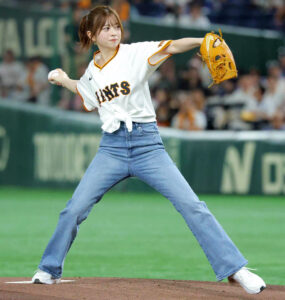 始球式に登場した桜田ひより（カメラ・清水　武）
