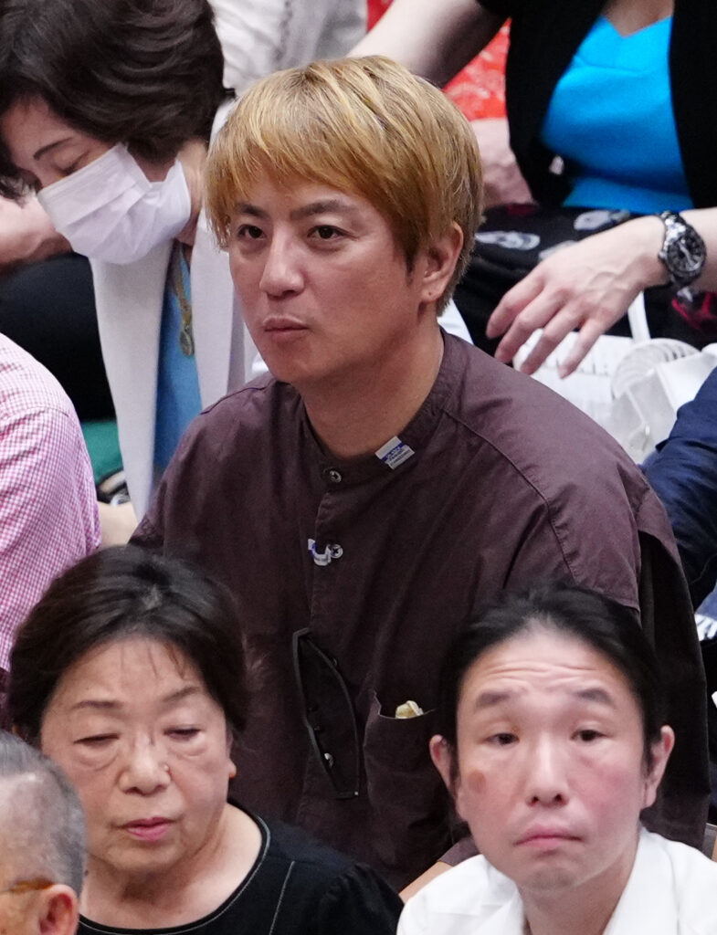 「金髪でわかりやすい」46歳大河俳優が5月の夏場所に続き秋場所観戦 放送に映る – nikkansports.com 観戦する上地雄輔(撮影・鈴木みどり)