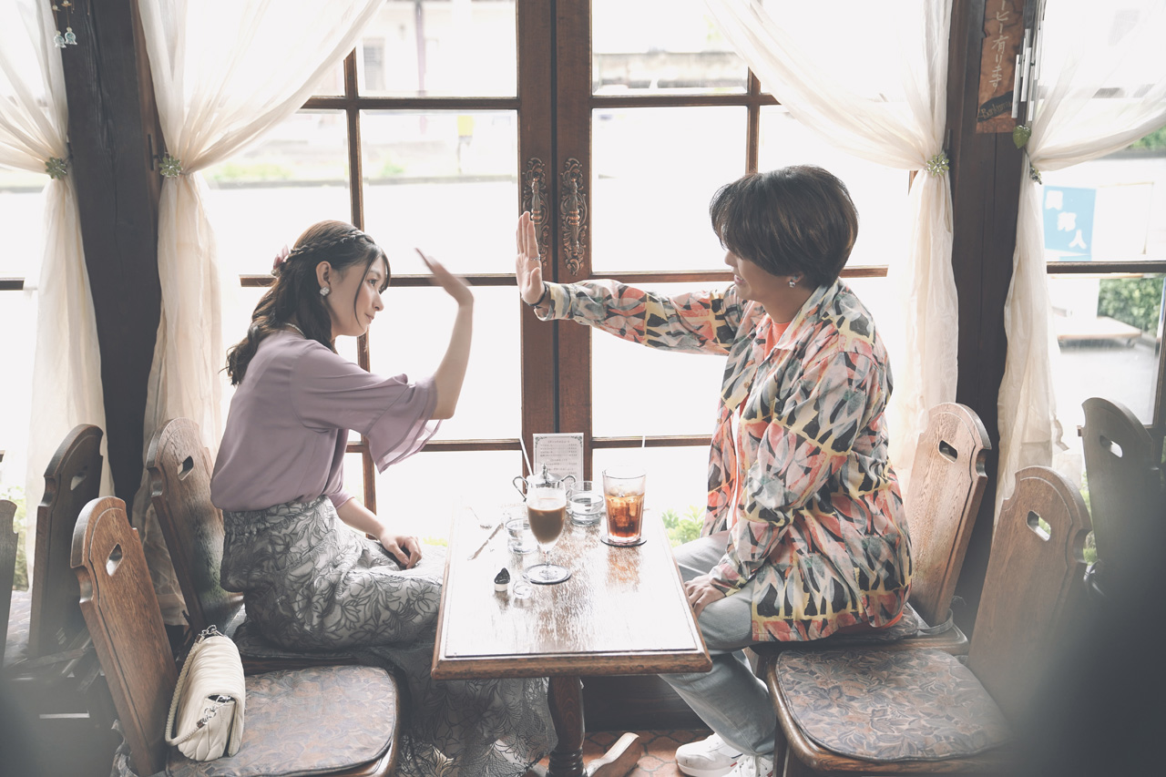 芳根京子と髙橋海人 笑顔のハイタッチも切ない理由？『君の顔では泣けない』新場面写公開1
