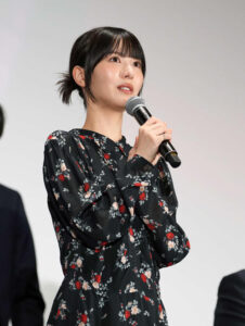 ドラマ「もしもこの世が舞台なら、楽屋はどこにあるのだろう」第1話完成披露試写会に登場しあいさつをする浜辺美波（撮影・小島史椰）