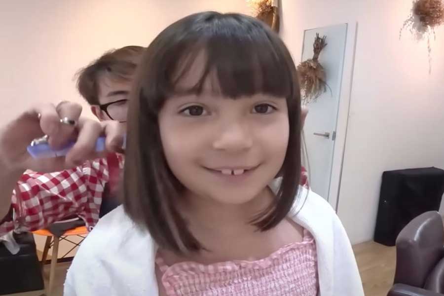 ヘアカット後、満足げな表情を見せるマカロンちゃん（スクリーンショット）