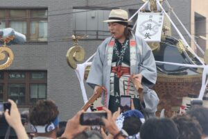 「秦野たばこ祭り」でみこしに乗る真矢（カメラ・松下　大樹）