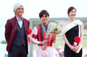 ウインカーネリアン騎乗で勝利した三浦皇成騎手（中）を祝福するプレゼンターの佐藤浩市（左）と松本若菜（右）（カメラ・荒牧　徹）