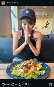 黒タンクトップ姿で笑顔の“いただきます！”。新谷あやかのインスタグラム（＠shinya.ayaka）から。 - スポニチ Sponichi Annex