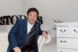 囲み樹剤に応じた堀内孝雄【写真：ENCOUNT編集部】