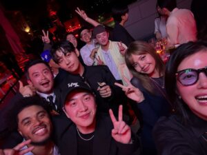 「BTS」V、パーティーでキムパプ丸ごと持って食べるおちゃめな魅力 - wowKorea