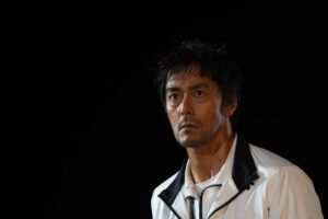 『俺ではない炎上』阿部寛、俳優人生初の崖落ちアクションシーン〈本編映像〉解禁 | MOVIE&TV | CINEMA Life! シネマライフ｜エンタメ情報