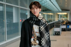 Snow Man向井康⼆の空港ファッションは気品ある英国スタイル。バーバリーのショーのために出発！｜Fashion｜madameFIGARO.jp（フィガロジャポン）
