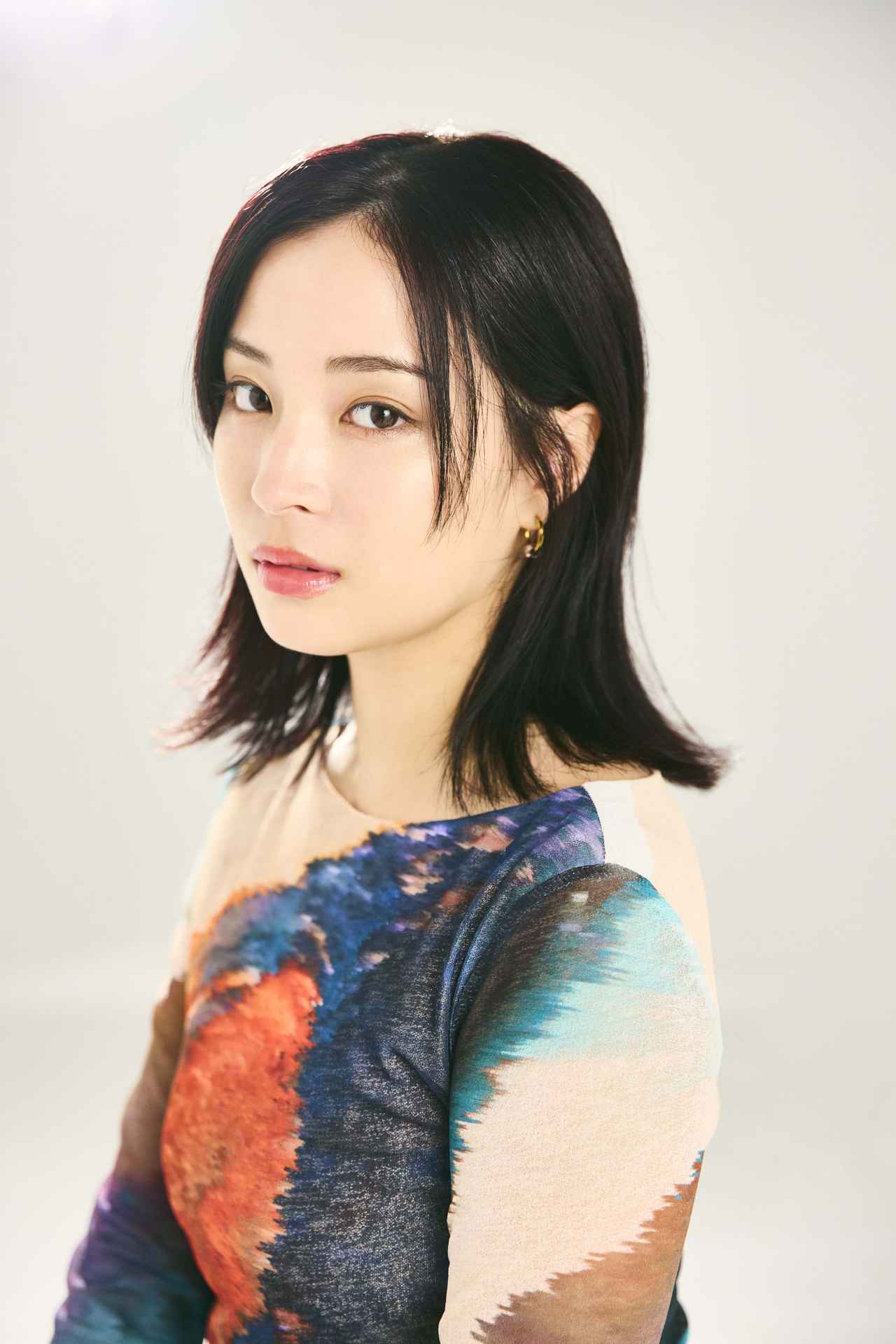 画像1: “プライベートではもともと親交があって。逆に現場ではちょっと照れくさかったですね。” （松下）“『うちら同じ仕事してたんだよね』ってなりました（笑）。” （広瀬）