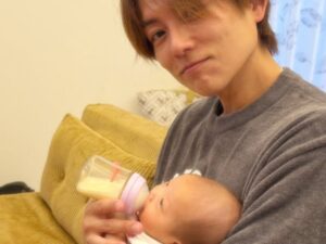 杉浦太陽、8月誕生の第5子にミルクをあげる姿を公開！ 「京都帰りで、夢ちゃん」 - All About ニュース