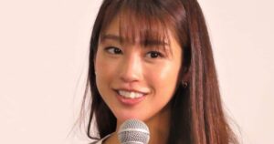 岡副麻希アナ、黒水着姿で愛娘とプール満喫　実は地図が読めない？ - サンスポ