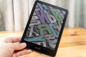 【ミニレビュー】カラーマンガ読める「Kindle Colorsoft」で感じた“色”の力。湧き上がる“過去の銘機”への想い - AV Watch