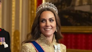 キャサリン妃のビューティールックを解説｜米大統領夫妻を迎えたスモーキーアイとビーチウェーブ | Vogue Japan