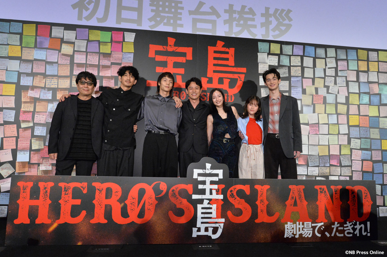 映画『宝島』公開初日舞台挨拶