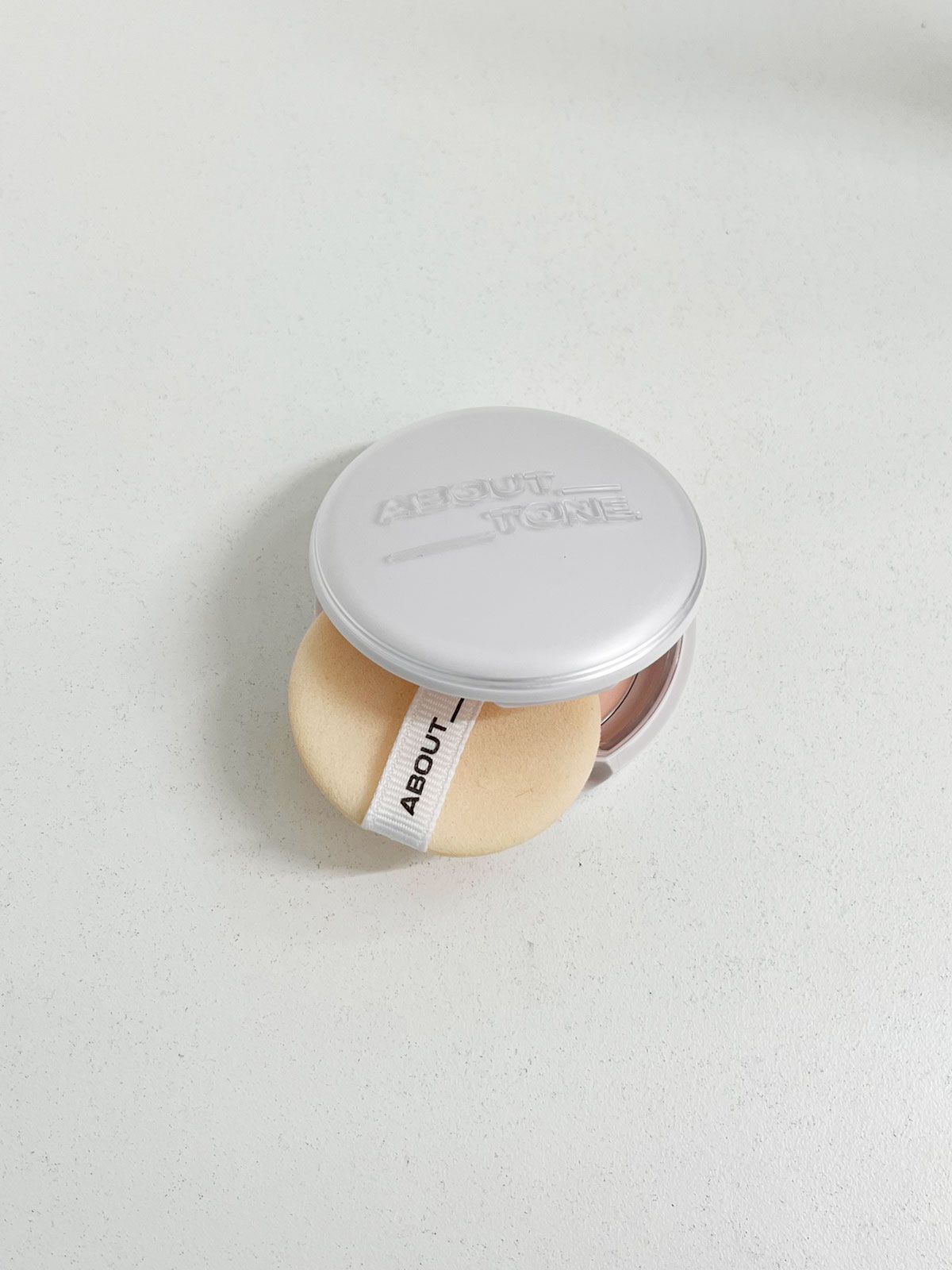 セバムカットパウダーパクト ¥1100／ABOUT TONE