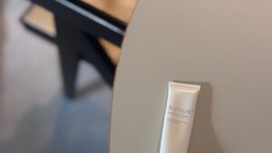 秋から始める肌修復。頼れる2つのビタミンCコスメの実力をレポート【エディターの推しコスメ】 | Vogue Japan