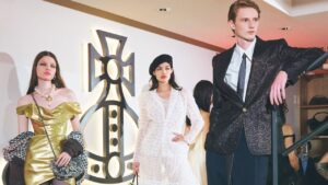 ヴィヴィアン・ウエストウッド、青山旗艦店オープン！ ショー開催＆夏木マリや松岡茉優ら豪華セレブも。 | Vogue Japan