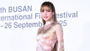 第30回釜山国際映画祭が開幕！ BLACKPINK リサやソン・イェジンらが来場 - vogue.co.jp