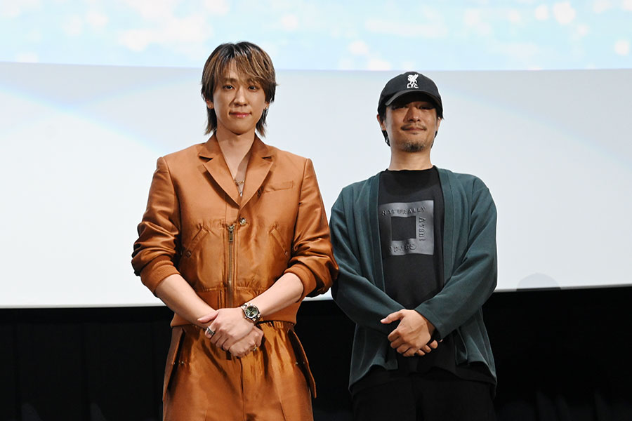 左から、映画『アオショー』の舞台挨拶に登壇したNEWSの小山慶一郎と口喬司監督（9月6日・大阪市内）