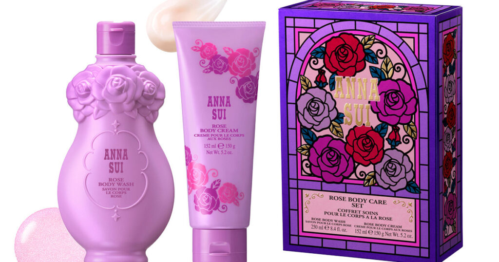アナ スイの限定ボディケアアイテムは上品なティーローズの香り【クリスマスコフレ2025】 | マキアオンライン | 美容雑誌『MAQUIA（マキア）』公式ビューティサイト