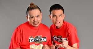 「KOC」毎年恒例のファイティングポーズ写真到着、ハイパーペロちゃんのウエストポーチもしっかり写る - ナタリー