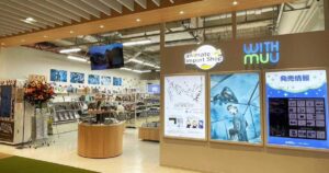 K-POPアイドルのグッズを扱う「animate Import Shop 大阪」が9月26日で1周年!!　それを記念して、大感謝セールやお菓子のプレゼントを行うほか、花のモニュメントで店頭装飾も！ - 産経ニュース