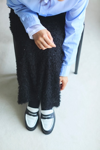 秋気分を楽しみたいならまずは足元から！大人世代の秋ファッションに欠かせない「ローファー」、今年はどう履く？【40代コーデ】_img1