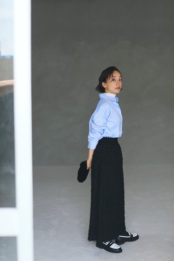 秋気分を楽しみたいならまずは足元から！大人世代の秋ファッションに欠かせない「ローファー」、今年はどう履く？【40代コーデ】_img0