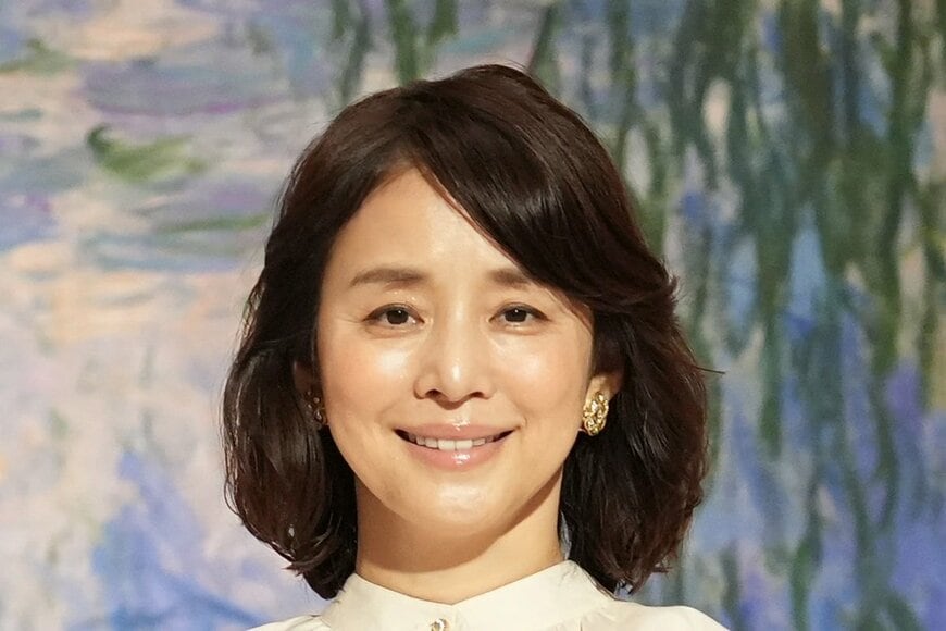 55歳 石田ゆり子 ショートヘア×黒ドレス姿の最新ショットが大反響「もう素敵すぎる」「パリジェンヌか！？」