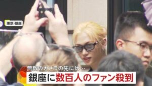 「Stray Kids」フィリックスさんが銀座の街に…一目見ようと数百人のファン駆けつける　窓からのファンサービスに大歓声｜FNNプライムオンライン