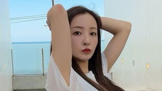 板野友美 ほっそりとした“美ウエストちら見せ”コーデ披露！ラブブたずさえウインク&髪かき上げ姿に「全部素敵です」 | めざましmedia | “好き”でつながる