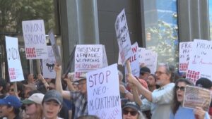 「言論の自由を守れ」 米人気番組休止めぐりテレビ局前でトランプ政権に抗議の声 - TBS NEWS DIG