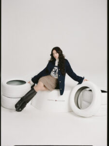 トミー ヒルフィガー、JISOO(BLACKPINK)を迎えた2025 Fallキャンペーン「The Hilfiger Racing Club」を発表