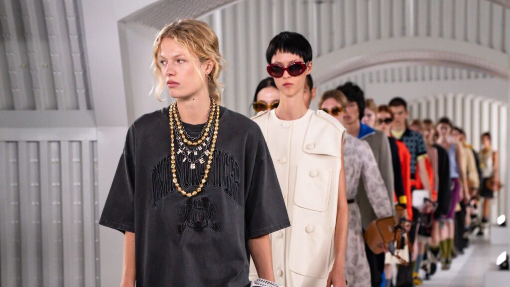 オニツカタイガーが繰り広げるアーバンファンタジー【2026年春夏 ミラノコレクション】 | Vogue Japan オニツカタイガーが繰り広げるアーバンファンタジー【2026年春夏 ミラノコレクション】 | Vogue Japan