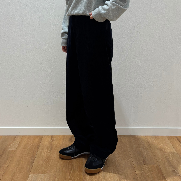 UNIQLO（ユニクロ）の「コーデュロイカーブパンツ」を着用した様子
